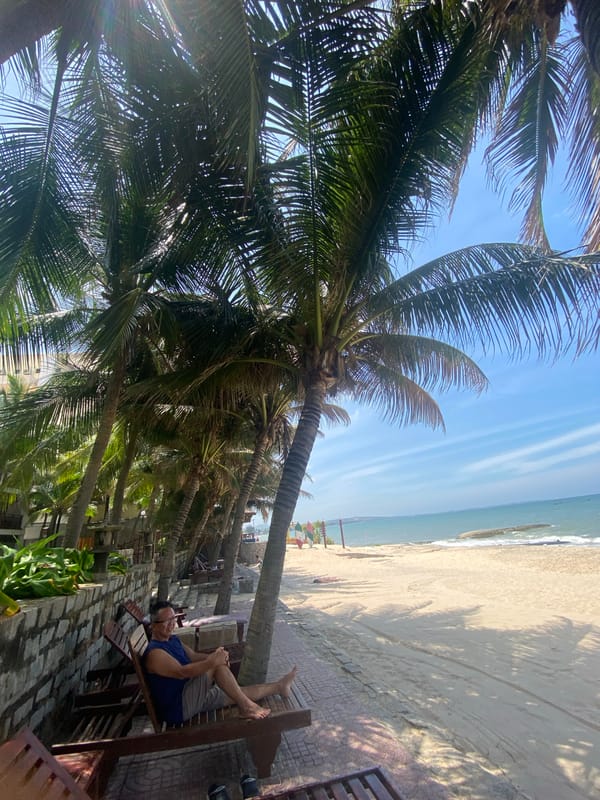 Beach day and street scenes along Mũi Né's Phu Thuy Ward coast