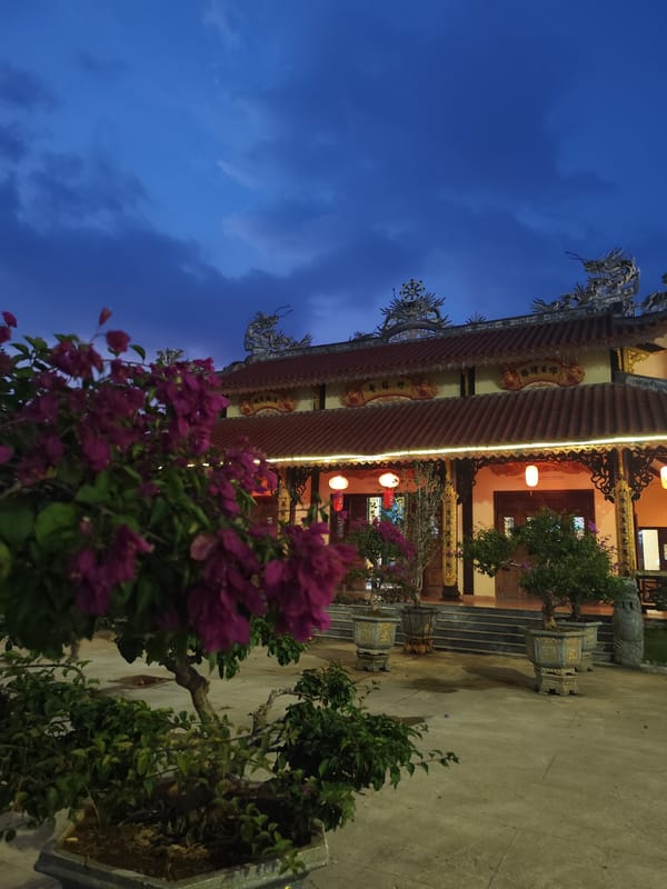 Daily life moments captured in Đà Lạt temples and streets