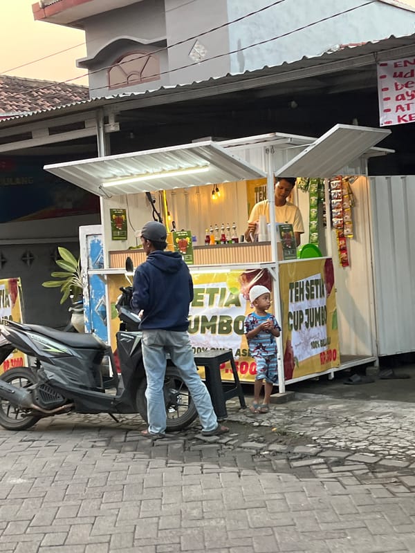 Everyday street life around Kludan's roadside shops and stalls