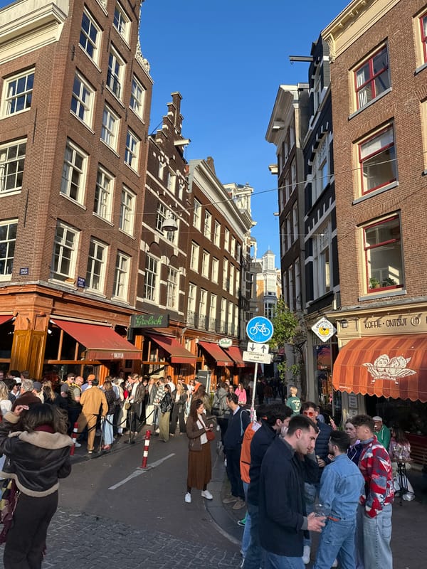 Sunday evening street life documented across central Amsterdam