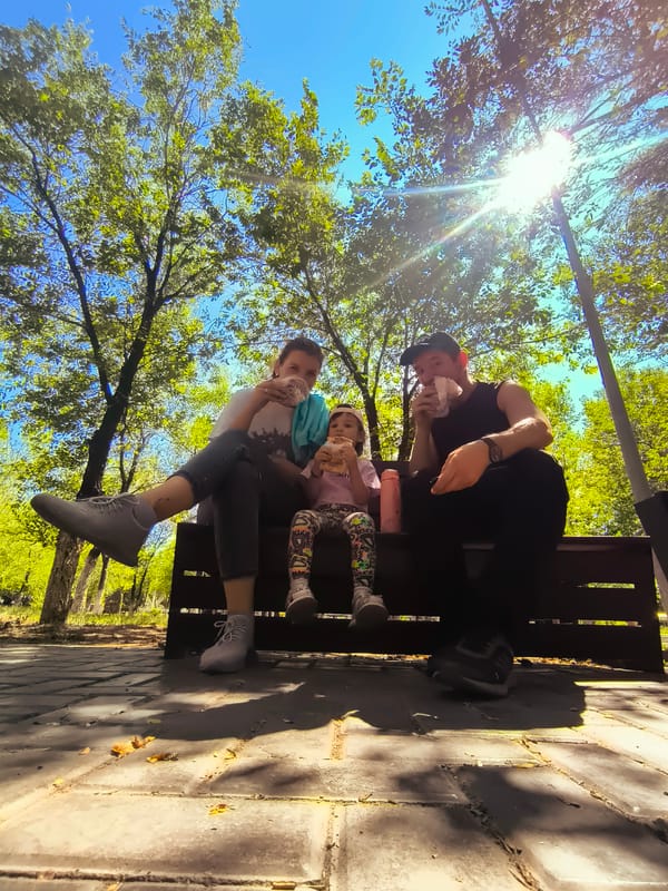 A sunny afternoon on a park bench in Qarağandı