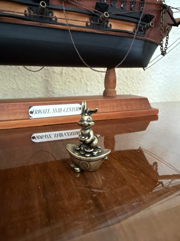 Display collection documented in Holon includes ship model, guitar, decorations