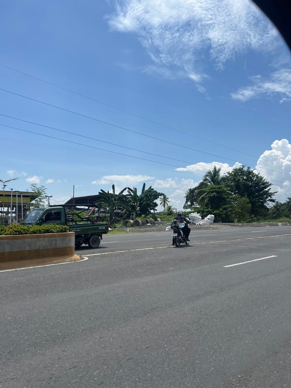 Woman documents sunny road trip through Carmen, Philippines
