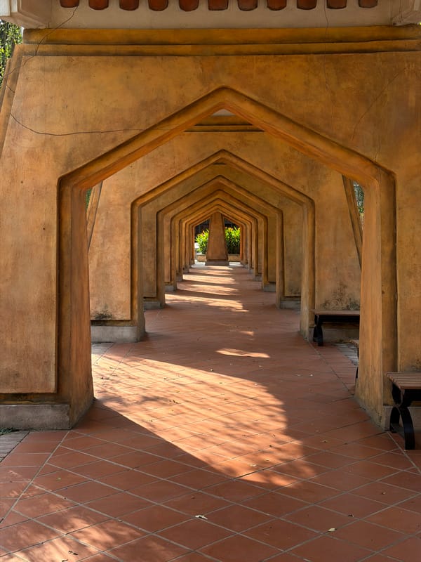 Cultural displays featuring tunnel structure and dragon observed in Đà Nẵng