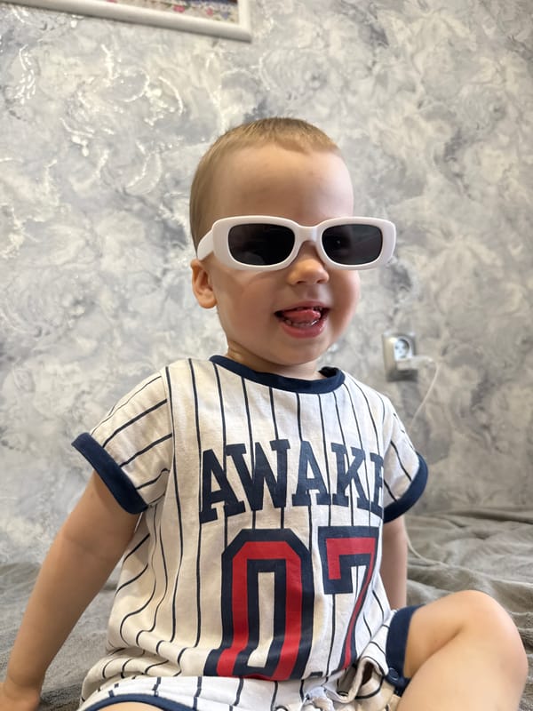 Russian workspace documentation includes banana selfies, desk setup