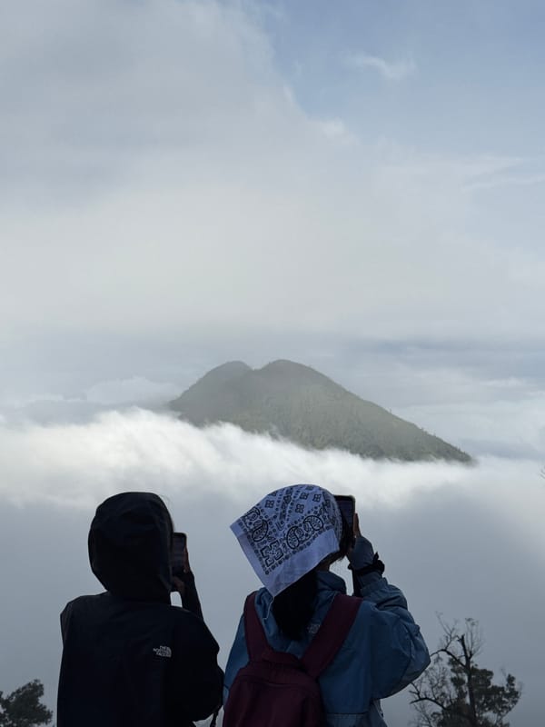 Photographers capture foggy mountain views from Indonesian overlook