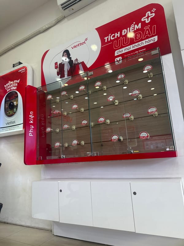 Late-night visit to Viettel store in Nha Trang documented