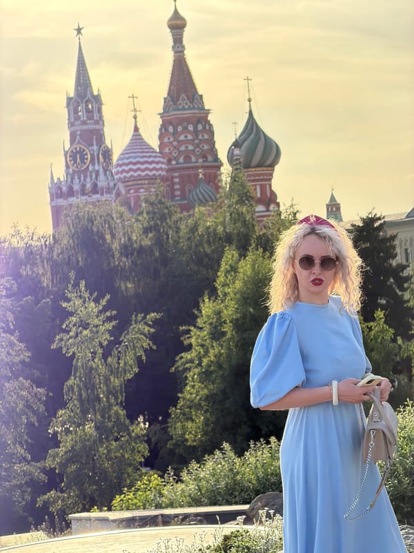 Woman in blue dress spotted near Moscow Kremlin