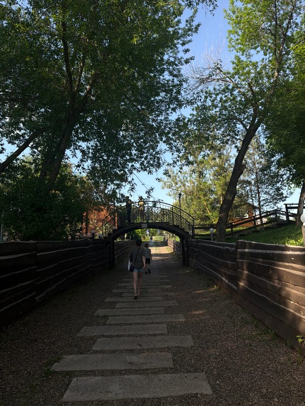 Afternoon stroll documented along Izhevsk Reservoir waterfront parks