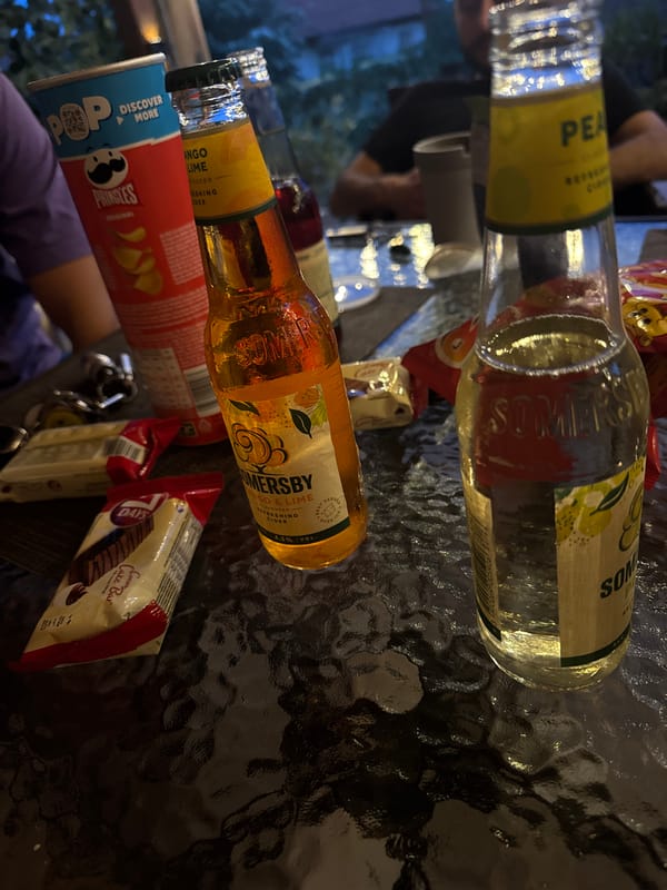 Friends share pizza and drinks on Karlovo patio