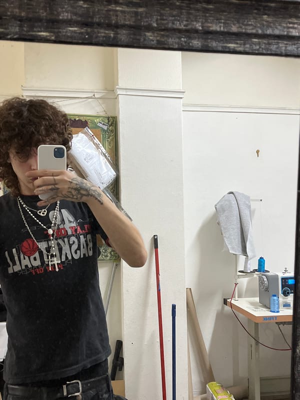 Late-night sewing workshop activity documented in Bahía Blanca