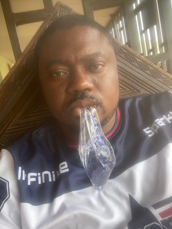 Man photographed drinking water, resting in Barakin Akawo, Nigeria