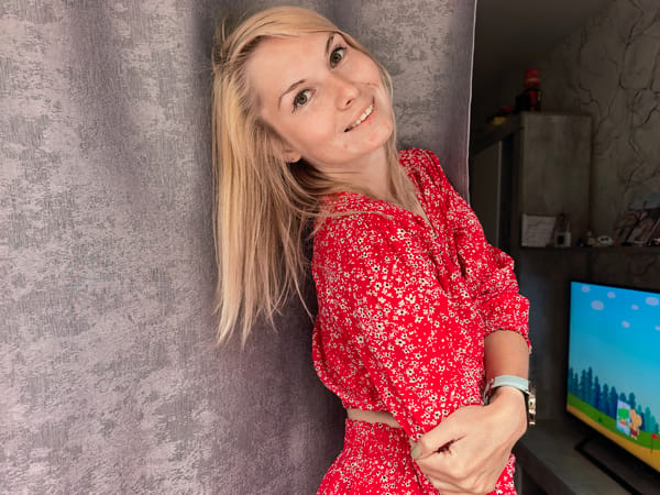 Art session and portraits in Sterlitamak, red dress and ballerina painting