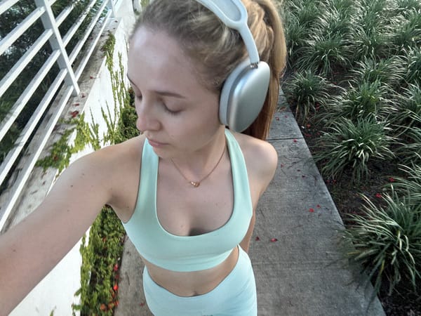 Outdoor athletic selfie in Miami, light blue workout fit