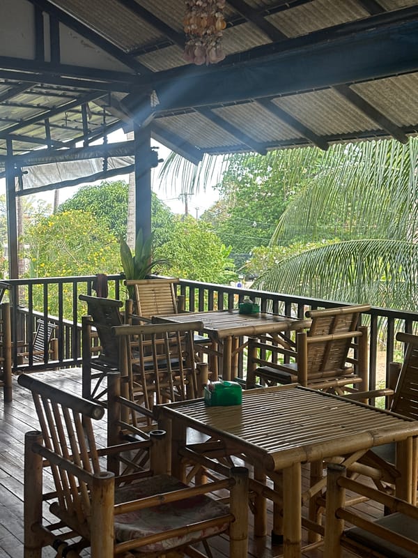 Tourist films selfie tour through Baan Hua Thanon village