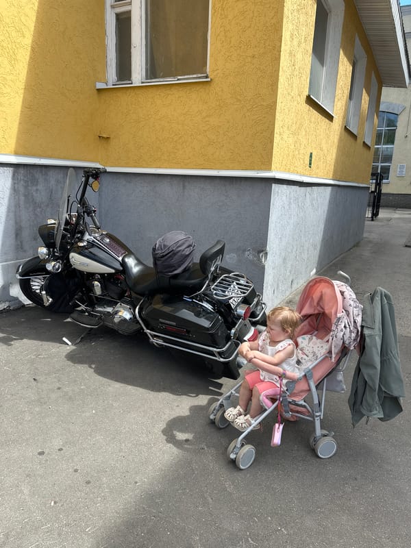 Family day out documented in Nizhny Novgorod cafes and shopping