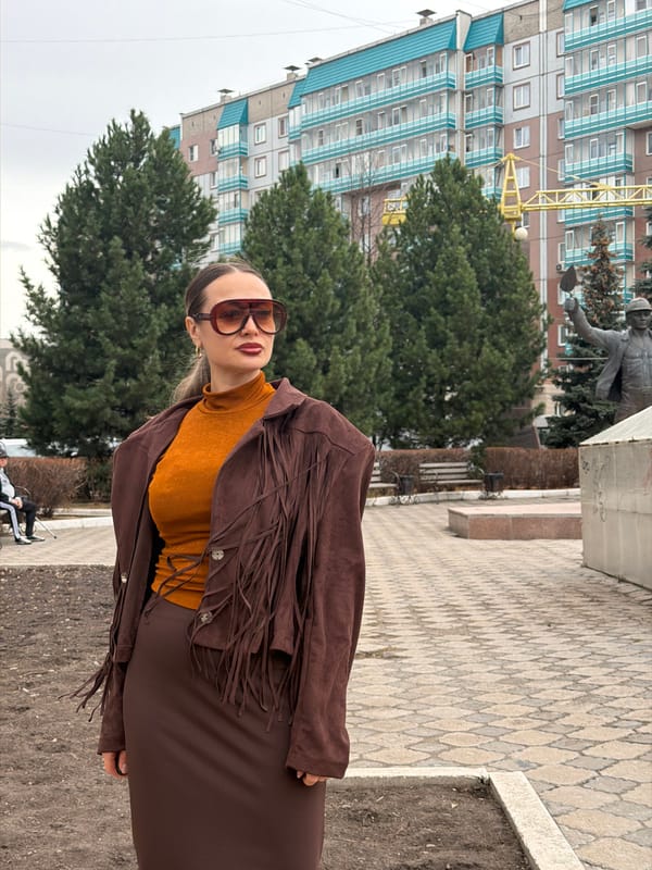 Woman poses for outdoor portrait session in Krasnoyarsk