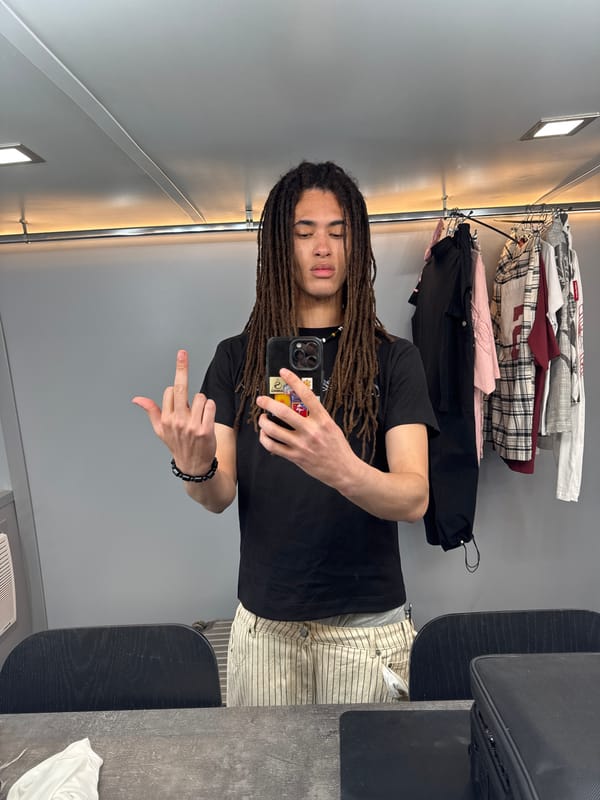 Man takes defiant selfie in Spanish dressing room