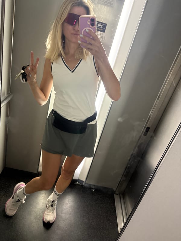 Elevator mirror selfie in València, casual travel style