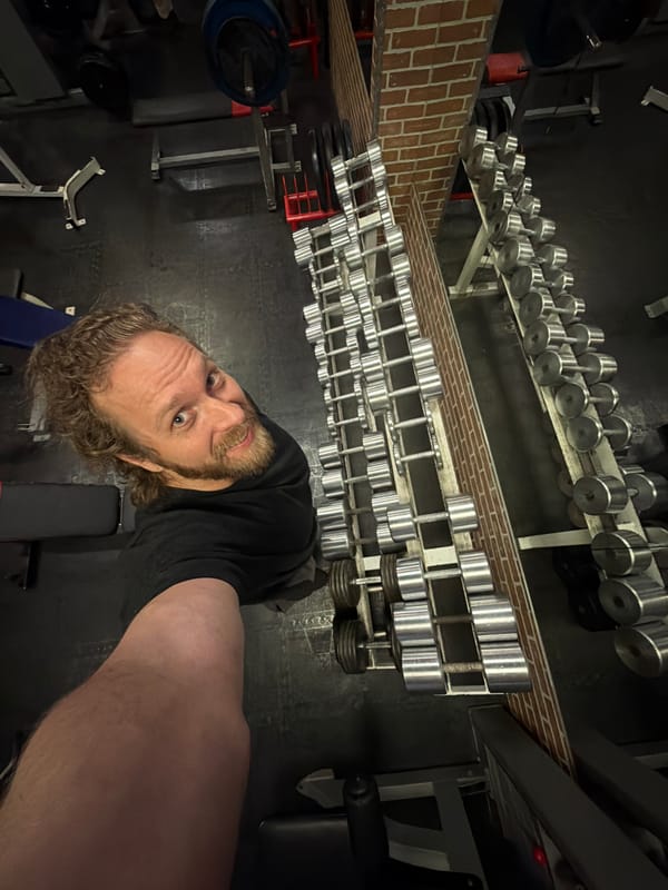 Man takes gym selfie in Saint Petersburg fitness facility