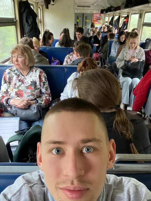 Crowded commuter train observed in Novorossiysk during afternoon hours