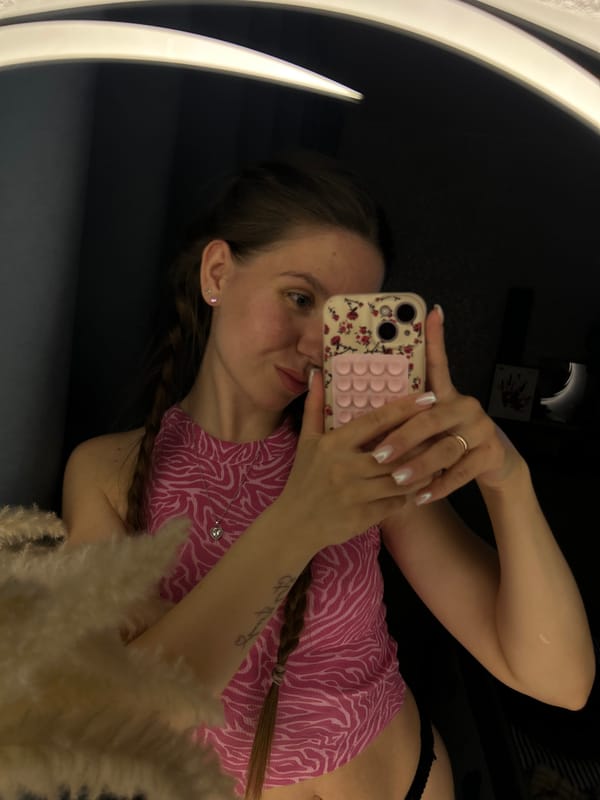 Woman documents evening routine in Klin bathroom selfies
