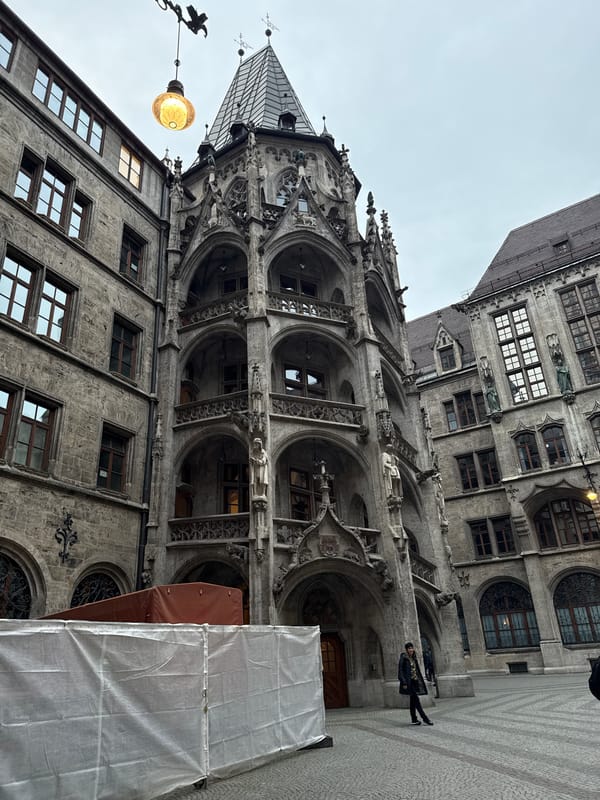 Munich town halls photographed by witnesses during evening hours
