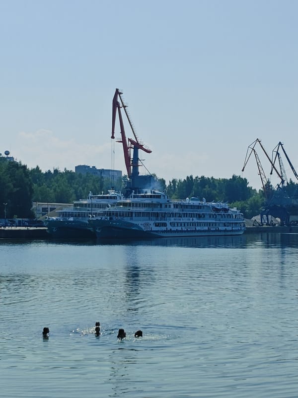 Algal bloom turns Kama River vivid green at Chaikovsky port