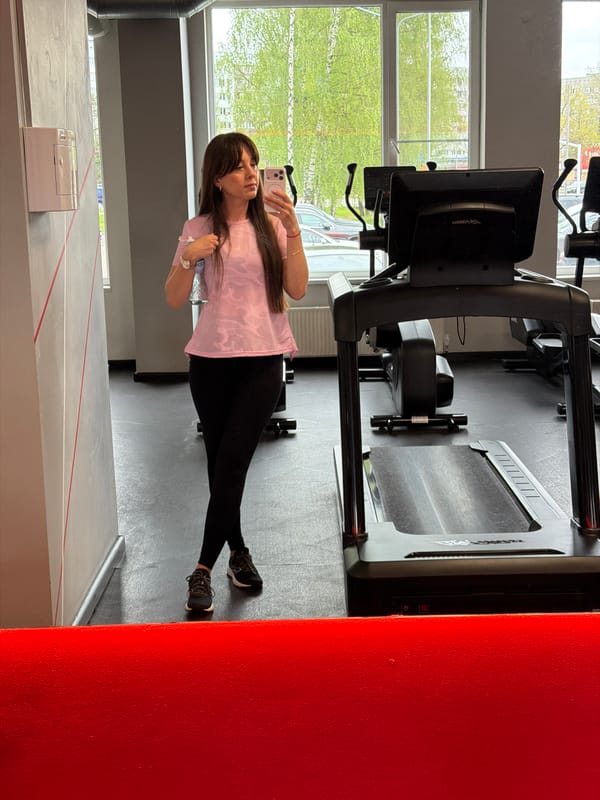 Woman takes gym selfie in Riga locker room