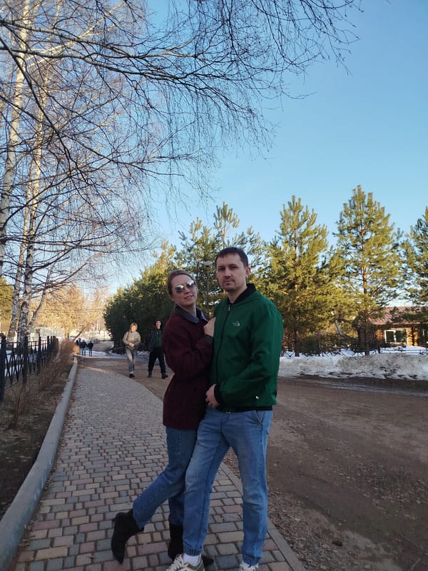 Family photo sessions captured on brick pathways in Izhevsk