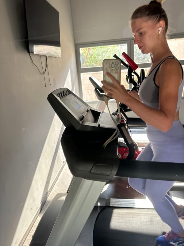 Treadmill run in Petah Tikva, phone in hand