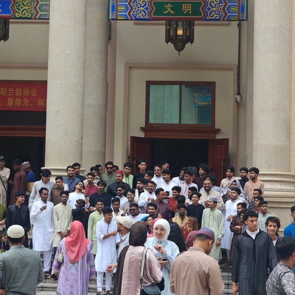 Late-night religious gathering at Jiulongpo District mosque draws crowds