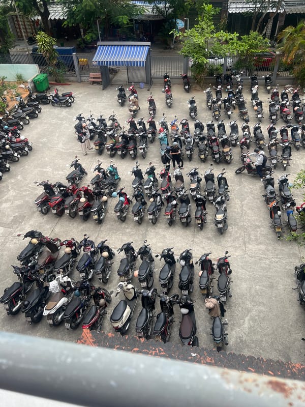 Hundreds of motorbikes fill parking lot in Đà Nẵng