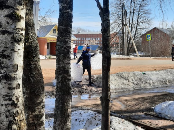 Spring thaw brings muddy streets to Russian town