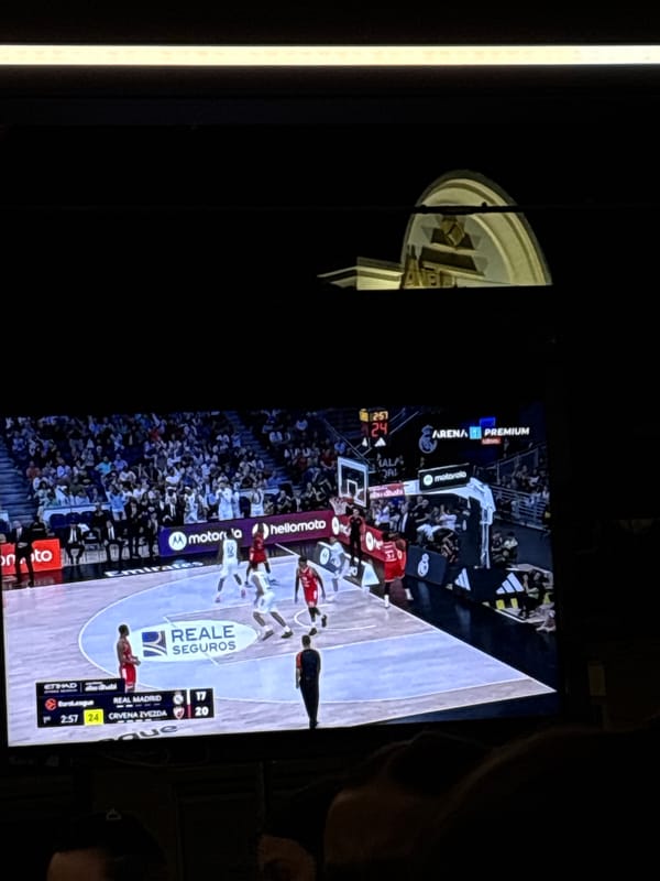 Evening basketball viewing at Kragujevac bar captured by witness