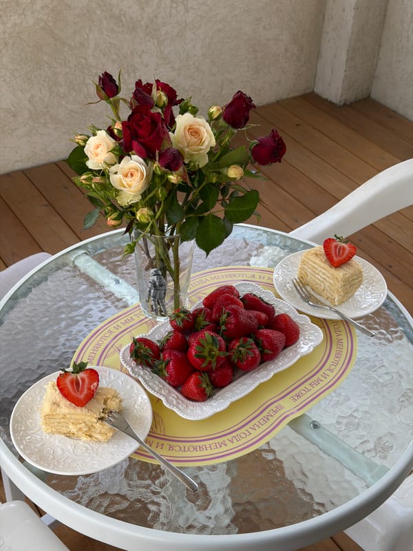 Outdoor gathering with roses and refreshments observed in Rossiyskiy