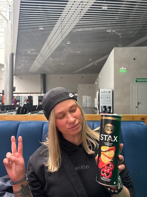 Woman with snacks spotted in Sokol transport terminal
