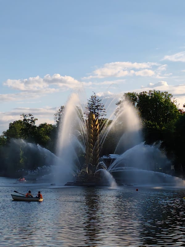 Moscow park captures ordinary weekend life on sunny afternoon