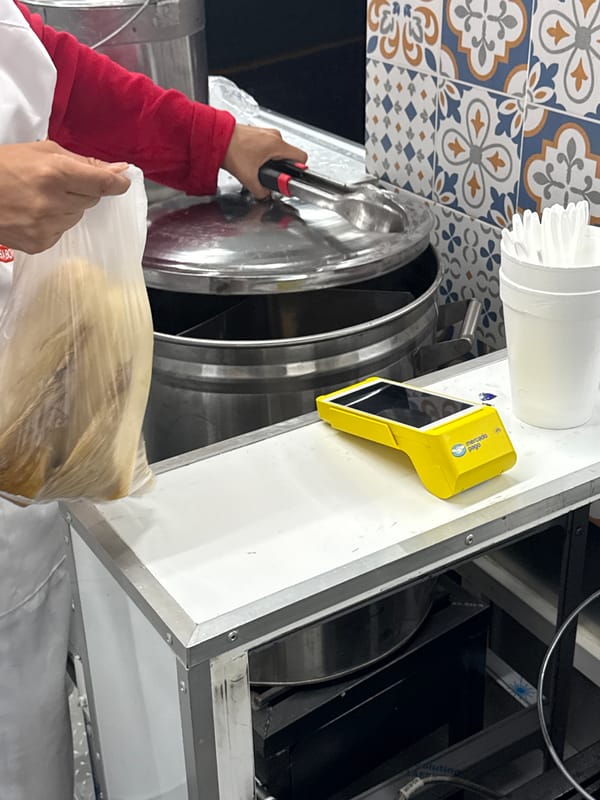 Late-night food truck serves tamales in Mexico