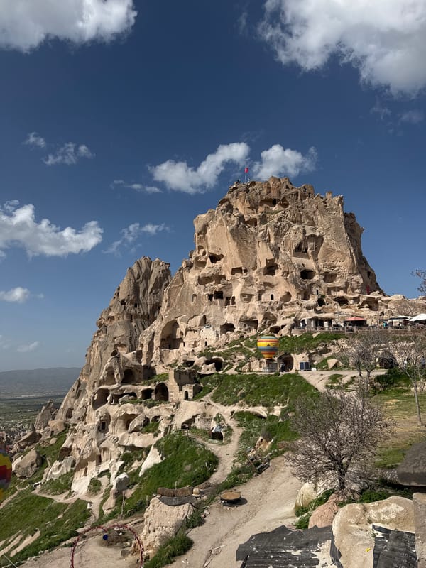 Tourist captures Cappadocia's Uçhisar Castle and hot air balloon