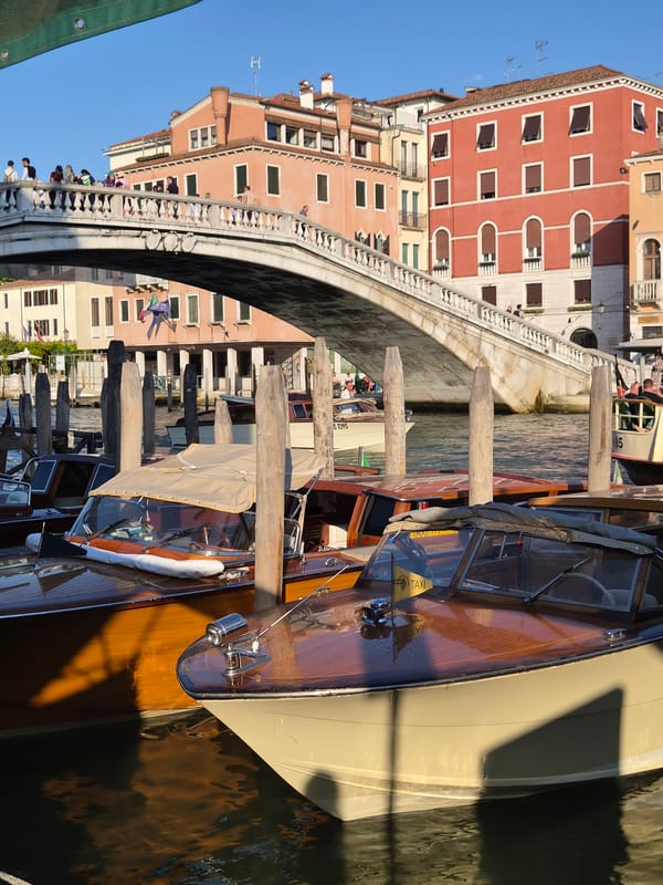 Clear skies over Venice canals documented by witnesses