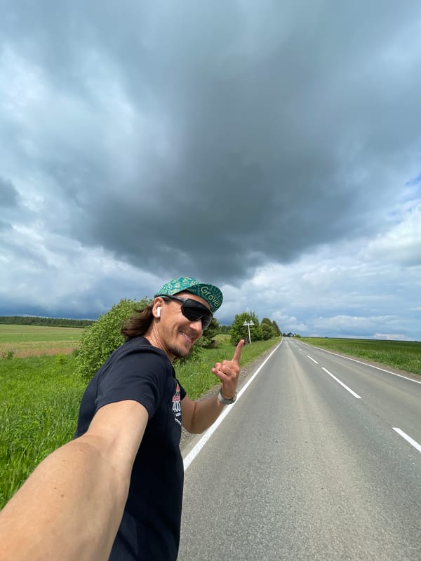 Man documents solo road journey through dynamic selfie series