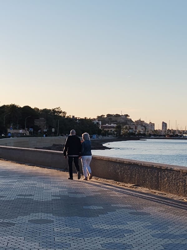 Evening strolls and activities captured along Dénia's sunny promenade