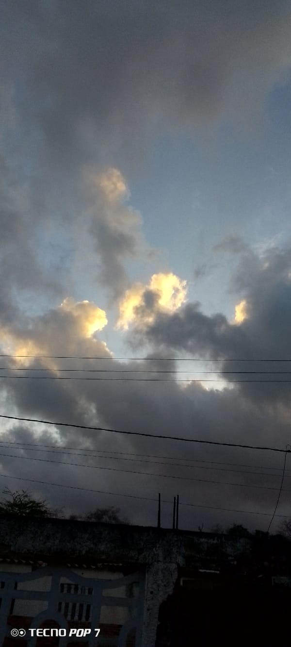 Witness documents changing sky conditions over Altagracia, Venezuela