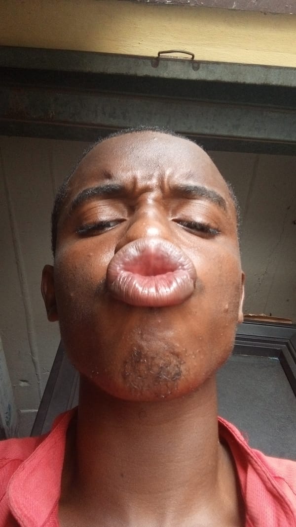 Man poses for kissing selfies in Nkpor, Nigeria