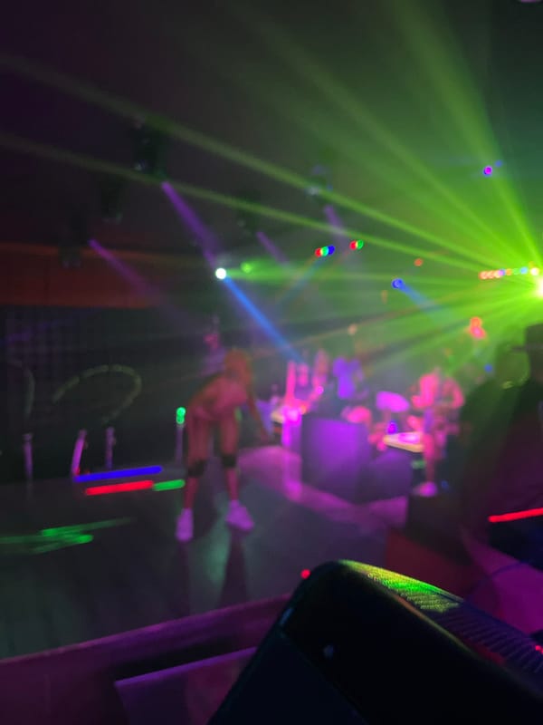 Live performance and DJ set at a Howayi nightclub
