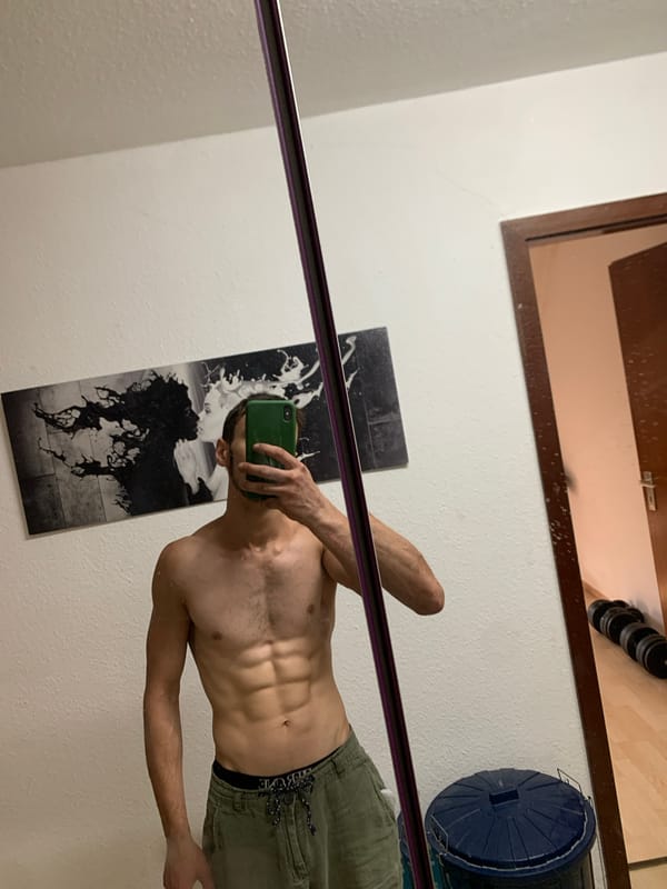 Cats, weights, and a mirror selfie in a Worms apartment