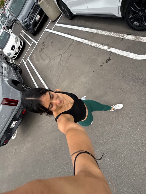 Woman captures casual selfie moments in Puebla parking lot