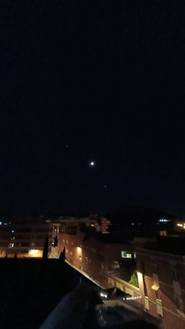 Three bright celestial objects observed in night sky over Sagunto