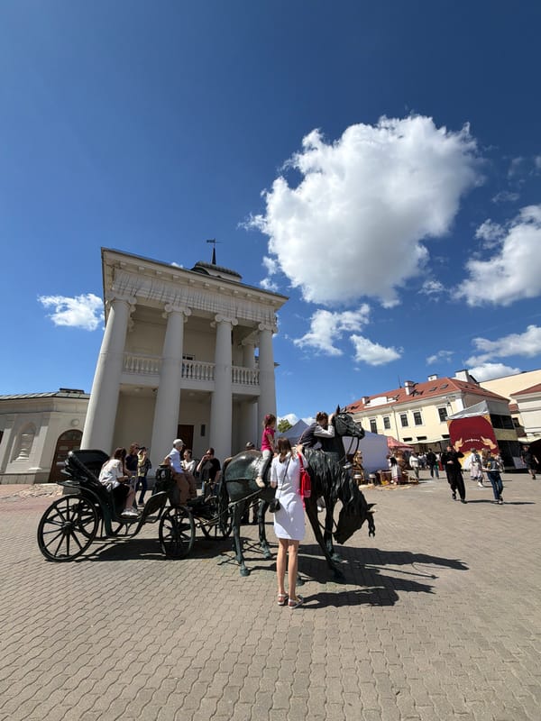 Traditional handicraft market draws crowds to central Minsk squares